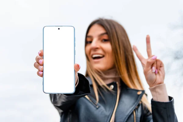 Mockup Мобільний Телефон Порожній Білий Екран Молода Щаслива Дівчина Хіпстер — стокове фото