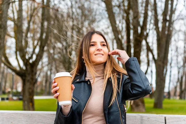 Радостная Молодая Женщина Бумажной Чашкой Кофе Расслабляющаяся Лавочке Осенью — стоковое фото