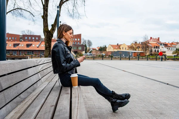 파도타기 인터넷 미디어에 올리는 사이트를 도시에서 원격으로 휴식을 취하는 공원에서 — 스톡 사진