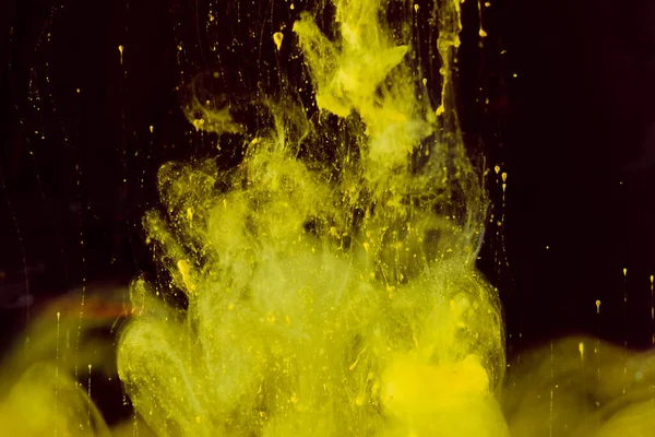 Абстрактные Чернила Образуют Желтый Цвет Растворяясь Воде — стоковое фото