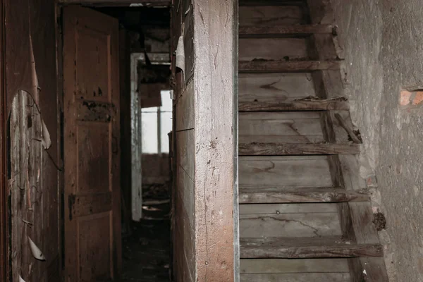 Staré Špinavé Poškozené Dřevěné Schody Podkroví Vstup Podkroví Opuštěné Pokoje — Stock fotografie