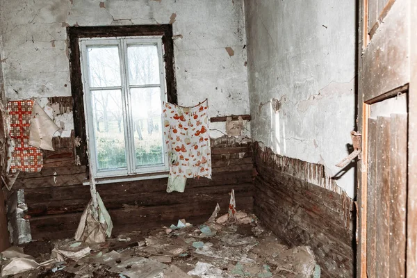 Habitación Abandonada Con Ventana Rota Interior Antigua Casa Madera Pueblo — Foto de Stock