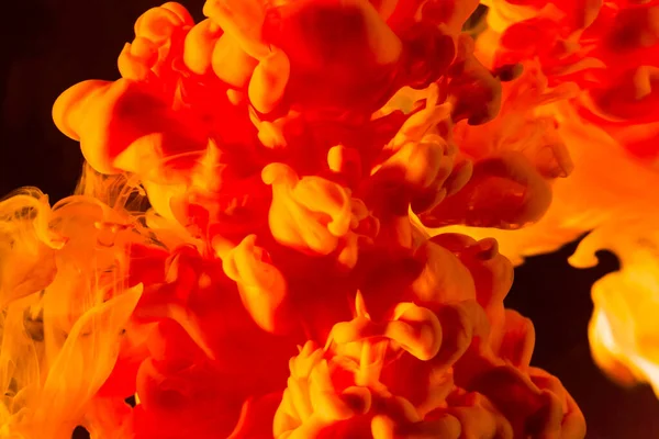 Vätskedroppe Måla Vatten Färgexplosion Närbild Orange Akryl Bläck Vatten Ljusgul — Stockfoto