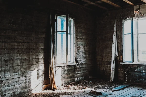 Terk Edilmiş Penceresi Kırık Bir Oda Köyde Eski Ahşap Bir — Stok fotoğraf