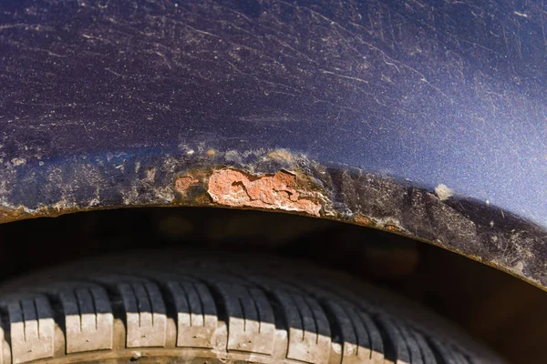 Σκουριά Στο Πλάι Του Μπλε Παλιού Αυτοκινήτου Σκουριά Παλιά Φθαρμένη — Φωτογραφία Αρχείου