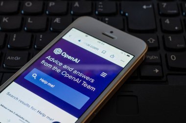 Bilgisayarlı klavyede ChatGPT web sitesi olan MSmartphone 'a yardım et. OpenAI.Telsiai.Litvanya.04-27-2023.