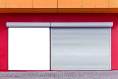 Boş ilan panosu, küçük bir atölyenin duvarına işyeri tabelası monte edilmiş..