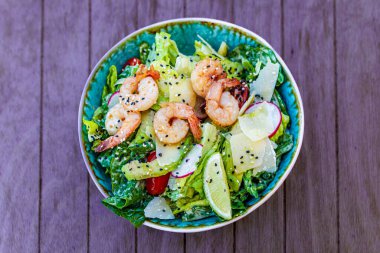 Kase Taze, Sağlıklı Yaz Karidesi ve Sebze Salatası, üst manzara.