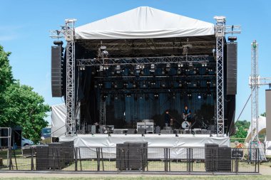 Festival alanı. Konser sahnesi, festival, kutlamalar için hazırlanıyor. Işıklar, lazer ışıkları, dev hoparlörler ve ses sistemi. Telsiai, Litvanya 06-10-2023..