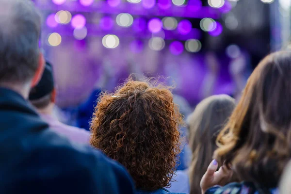 Konser izleyen kalabalık, festival yaz saati, arka plan bulanıklaşmıştı..