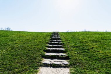 Cennete giden merdiven. Mavi gökyüzüne giden taş merdivenler. Güneşli bir gün..