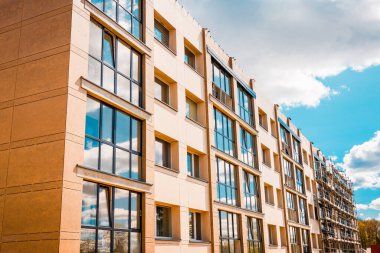 İnşaat iskelesi yenileme alanı. İnşaat alanının önündeki binanın dış görünüşü net ambalaj iskelesi..