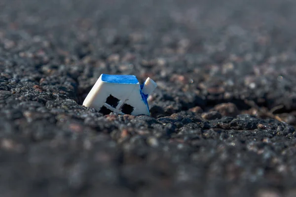 Miniaturowy Biały Dom Zabawki Spadł Pęknięcia Ziemi Zbliżenie Kopiuj Przestrzeń — Zdjęcie stockowe