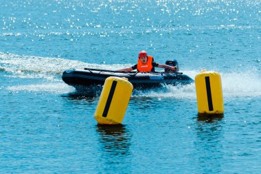 Suda yarışıyoruz. Powerboat Yarış Gösterisi 2023.Telsiai, Litvanya 06-09-2023 'te şişme botlarda çocuklar var..