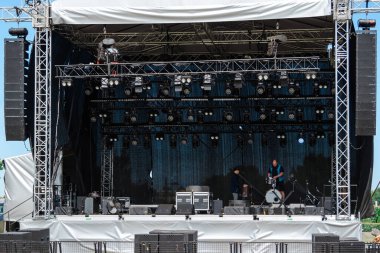 Konser sahnesi festival, kutlamalar için hazırlanıyor. Işıklar ve sahne ışıkları. Işıklar, lazer ışıkları ve ses sistemi. Festival alanı. Telsiai, Litvanya 06-10-2023..