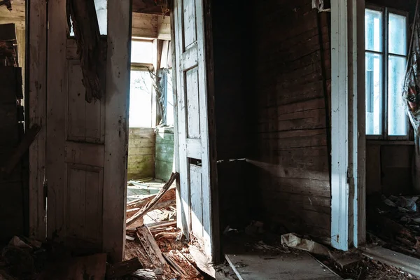 Terk Edilmiş Eski Kırık Kapı Tadilatı Gerekiyor Tadilata Tadilata Ihtiyacı — Stok fotoğraf