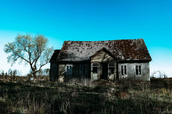 Заброшенный Дом Века Сельской Местности Летом — стоковое фото