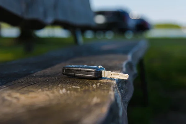 Εγκαταλελειμμένο Ξεχασμένο Κλειδί Αυτοκινήτου Μια Ξύλινη Σανίδα Ένα Παγκάκι Στο — Φωτογραφία Αρχείου