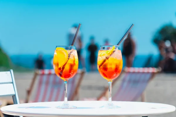 Gläser Mit Orangefarbenem Spritz Aperol Drink Cocktail Auf Dem Tisch — Stockfoto