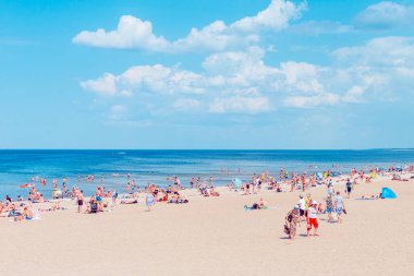 Deniz kenarındaki kalabalık plaj güneşli bir gün, kalabalık. Mavi gökyüzü sıcak yaz günü. Palanga-Litvanya, 27-2020.