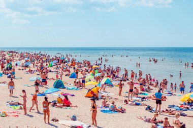 Deniz kenarındaki kalabalık plaj güneşli bir gün, kalabalık. Mavi gökyüzü sıcak yaz günü. Palanga-Litvanya, 27-2020.