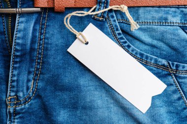Mockup.Blue Denim Jeans, kemer, deri kemerli pantolon etiketi, etiketi, etiketi, etiketi. Boş beyaz boşluk. Yakın çekim. Boşluğu kopyala..