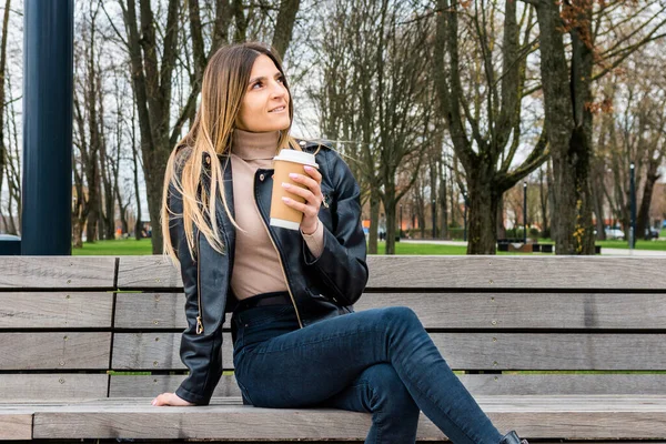 Sonbahar Parkında Elinde Kahve Fincanı Olan Neşeli Beyaz Kadın Elinde — Stok fotoğraf