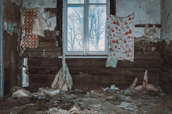 Opuszczony Pokój Wybitym Okniem Wnętrze Stary Drewniany Dom Wsi — Zdjęcie stockowe