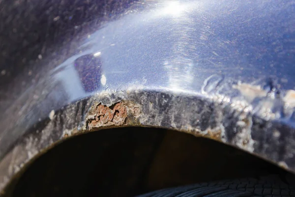 Mavi Eski Arabanın Yan Tarafında Pas Var Eski Yıpranmış Metal — Stok fotoğraf