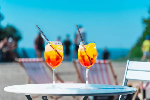 Zwei Gläser Orangenspritz Aperol Drink Cocktail Auf Dem Tisch Freien — Stockfoto