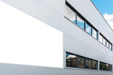 Model şablonu. Büyük, yatay, boş bir reklam panosu, modern iş duvarları, açık hava duvarları..