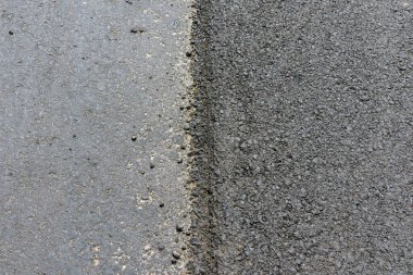 Kasabada büyük bir asfalt tabakası. Sığ bir alan derinliğinde asfalt ham madde tabakası. Yol yapımı. Yeni bir yol inşaatı.