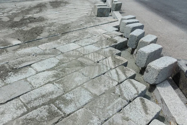 현장에서 도로용으로 콘크리트 페이퍼돌을 설치하고 배치하는 — 스톡 사진