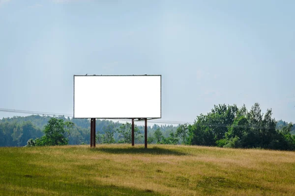 广告牌空白白屏广告 绿色自然背景 复制空间 商业模型模板 环境概念 森林蓝天 — 图库照片