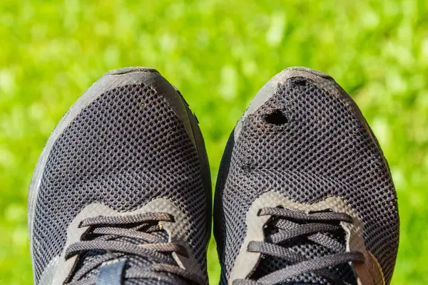 一双旧跑鞋配上模糊的绿草 夏日阳光明媚 — 图库照片