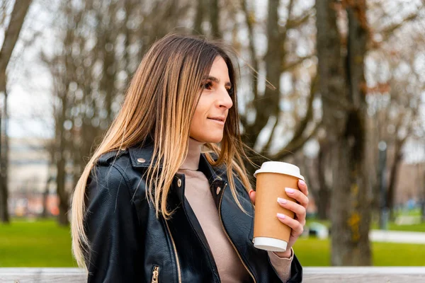 Fröhliche Junge Frau Mit Kaffeepappbecher Entspannt Auf Bank Herbstpark Eine — Stockfoto