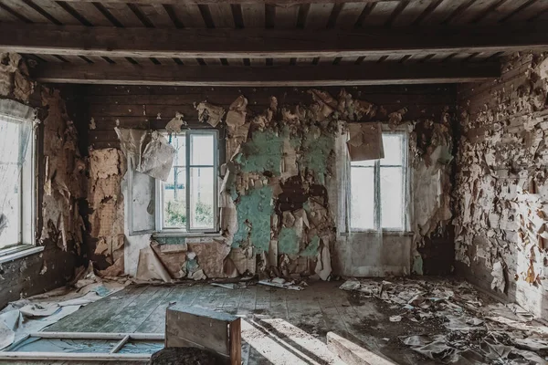 Quarto Abandonado Com Janela Quebrada Interior Casa Madeira Velha Aldeia — Fotografia de Stock
