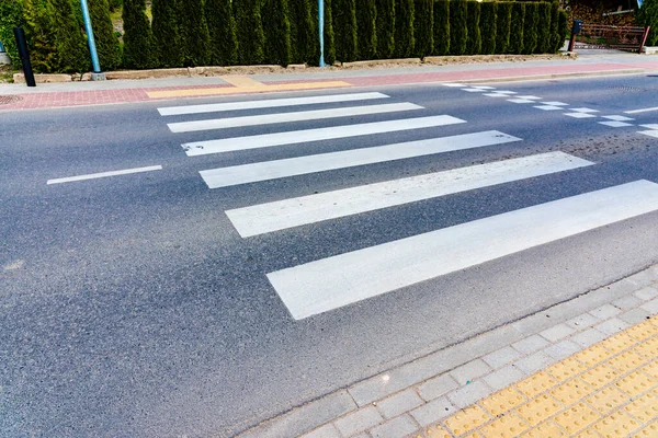 Nsanlar Caddeden Karşıya Geçerken Güvenlik Için Yaya Geçidi Zebra Dışarıda — Stok fotoğraf