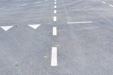 Düz şeritli asfalt yol, şehir otomobil rehberi şeritleri..