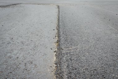 Kasabada büyük bir asfalt tabakası. Sığ bir alan derinliğinde asfalt ham madde tabakası. Yol yapımı. Yeni bir yol inşaatı.