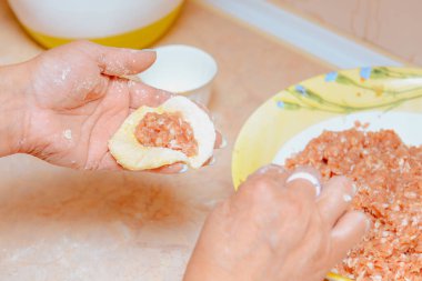 Geleneksel İtalyan mantısı hazırlıyorum. Ev yapımı mantı, ravioli ya da pelmeni yapmak için ravioli kalıbı ya da ravioli makinesi kullanıyorum. Ev yapımı İtalyan pastası. Yakın plan..