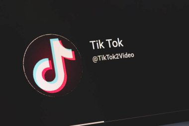 TikTok logosu, uygulama simgesi, logo modern bir karanlık ekranda görüntülendi. Telsiai, Litvanya 07-05-2023.