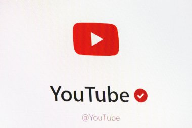 Bilgisayar ekranında YouTube logosu. YouTube sunum konsepti. YouTube, kullanıcılara video yükleme, izleme ve paylaşma olanağı sağlayan bir video paylaşım sitesidir. Telsiai, Litvanya.07-05-2023.