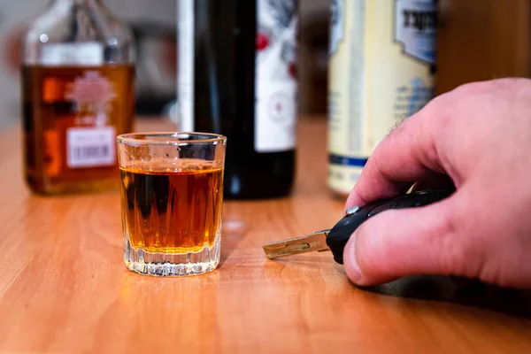 마시거나 운전을 마십시오 술취한 자동차 열쇠를 알코올 — 스톡 사진