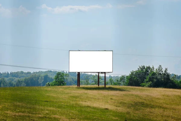 广告牌空白白屏广告 绿色自然背景 复制空间 商业模型模板 环境概念 森林蓝天 — 图库照片