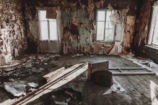 Una Vieja Habitación Madera Vacía Edificio Abandonado Luz Ventana Está — Foto de Stock