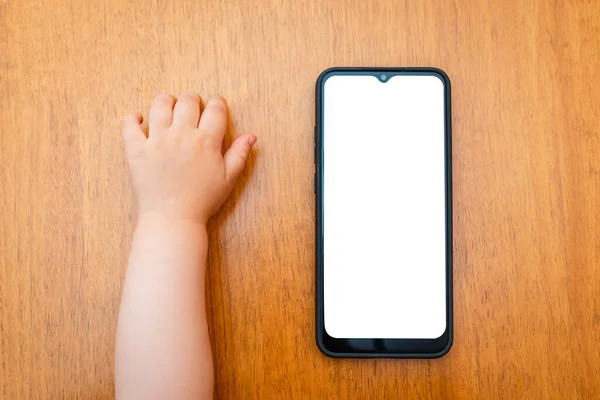 Cep Telefonu Kullanan Bir Bebek Bebek Internette Gezinen Akıllı Telefon — Stok fotoğraf