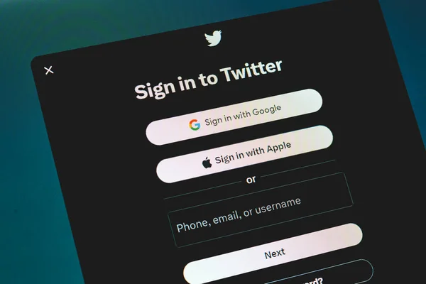 現代の画面上のTwitterの会社のロゴ Twitterは世界で人気のある無料のソーシャルネットワーキングサイトです Telsiai リトアニア 2023 — ストック写真