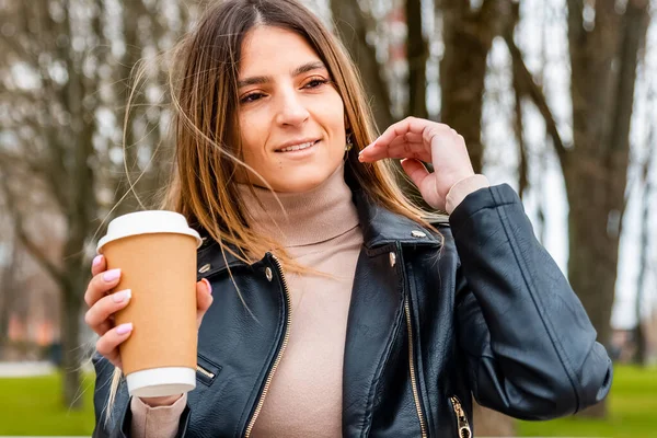 Fröhliche Junge Kaukasische Frau Mit Kaffeepappbecher Entspannt Auf Bank Herbstpark — Stockfoto