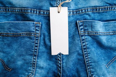 Mockup.Blue Denim Jeans, kemer, deri kemerli pantolon etiketi, etiketi, etiketi, etiketi. Boş beyaz boşluk. Yakın çekim. Boşluğu kopyala..